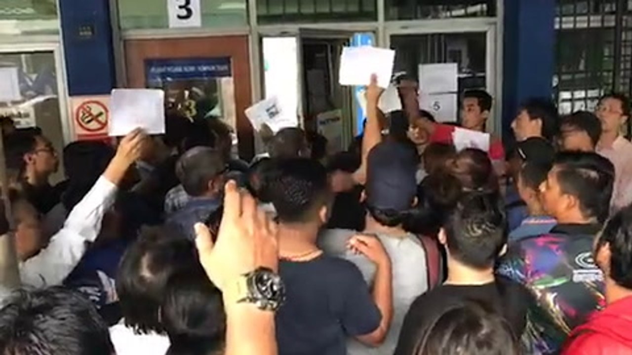 Thousands throng traffic police stations to pay fines