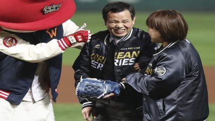 [영상]한국시리즈를 특별하게 만든 감동의 시구  / YTN