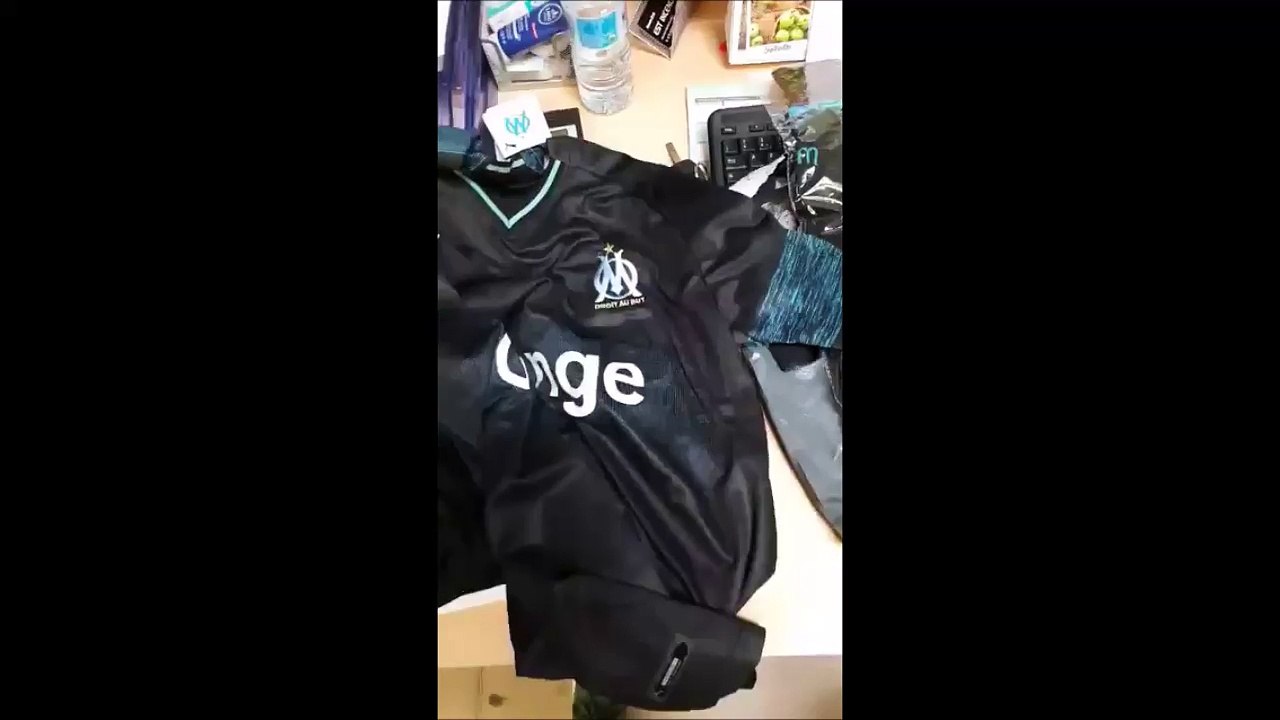 Il commande un maillot de l'OM et des chaussettes de taille 46... regardez ce qu'il reçoit