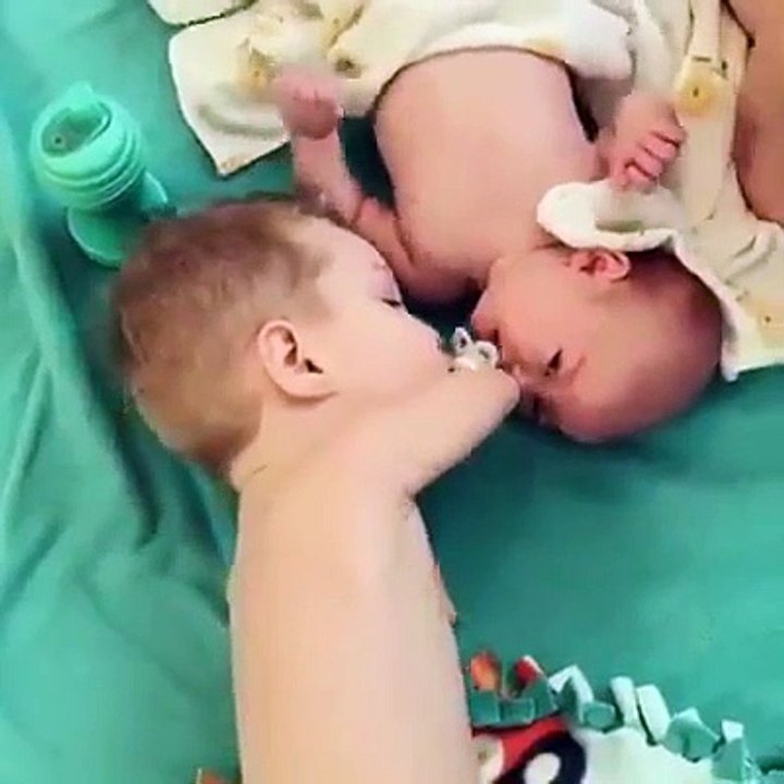 Ce bébé sans avant bras aide son petit frère en pleurs !