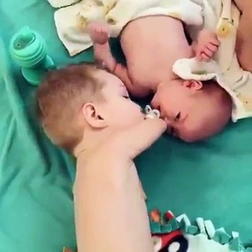 Ce bébé sans avant bras aide son petit frère en pleurs !