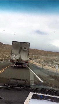 Un camion se fait renversé à cause de fortes rafales de vent