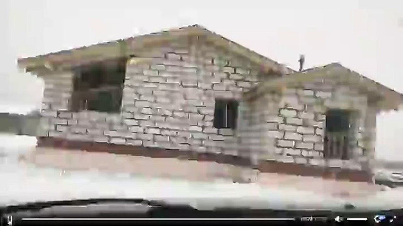 Ce conducteur bloque la route avec sa voiture et va vite le regretter !