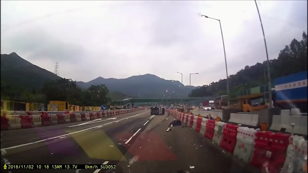 A Hong-Kong, un conducteur s'est raté en entrant sur une voie rapide et a provoqué un gros accident.