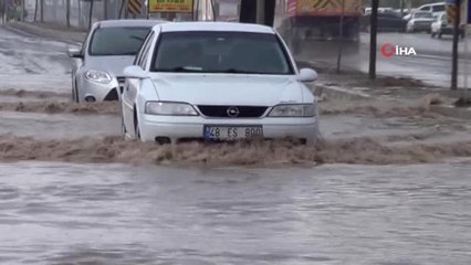 Bir Saatlik Yağmur Yolları Göle Çevirdi