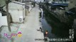 Chine : Un livreur sauve une fillette de la noyade !