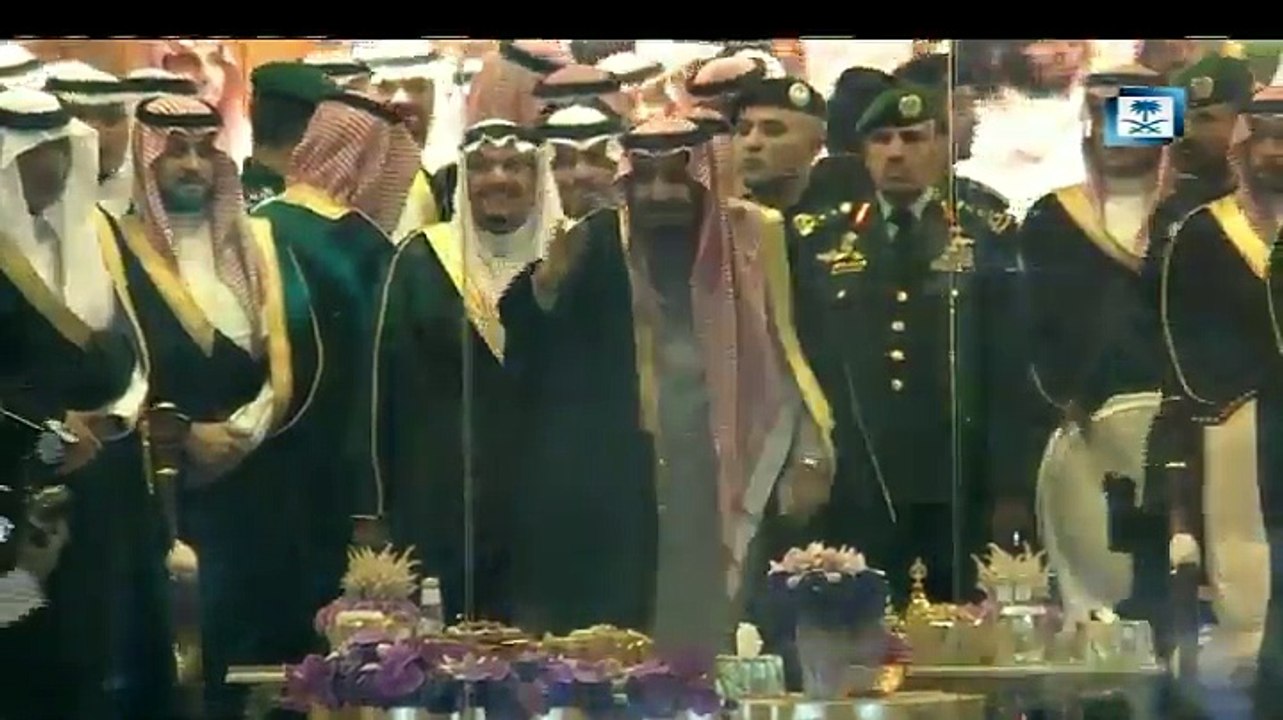 العاهل السعودي يؤدي العرضة العسكرية في مستهل جولة تاريخية
