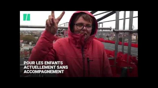 Des mères d'enfants handicapés en haut d'une grue pour réclamer des auxiliaires de vie