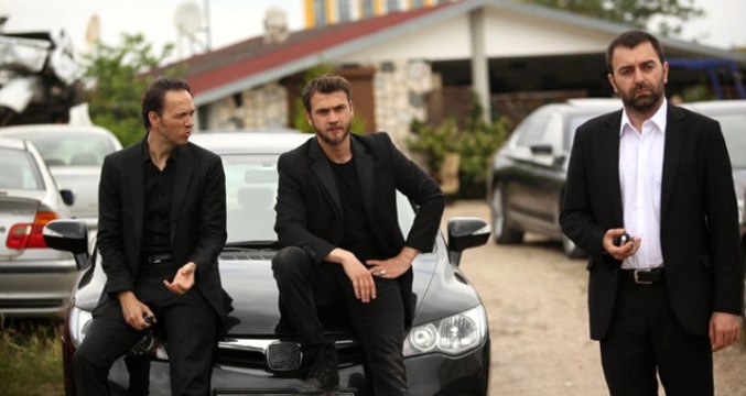 Çukur'un Oyuncusu Öner Erkan'ın Sevgilisinin, Ünlü Manken Beril Kayar Olduğu Ortaya Çıktı