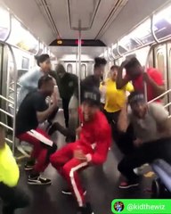 Ces jeunes font le show dans un métro !