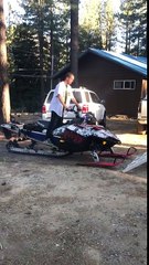 Chargement d'une motoneige à l'arrière d'un pickup