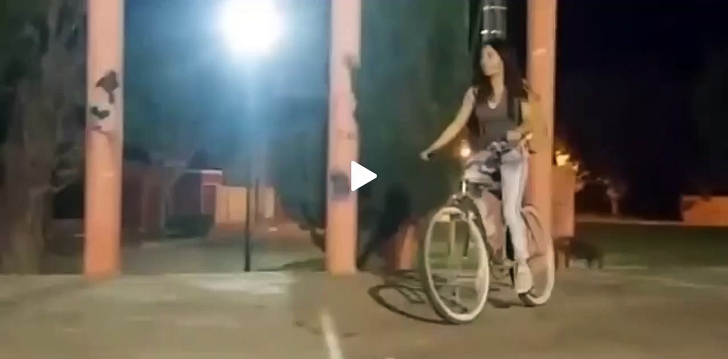 Faceplant , elle tente un saut en vélo et se fracasse la tête la première sur le bitume