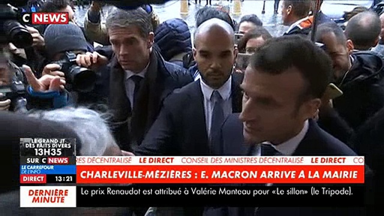 En colère, une retraitée interpelle Emmanuel Macron à Charleville-Mézières: "Monsieur le Président, on devient malheureux" - VIDEO