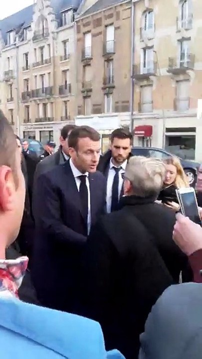 "Les carburants! Les petites retraites!... Mais vous êtes un escroc!  Mais vous êtes un escroc monsieur Macron!