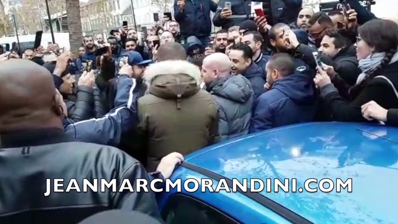 EXCLU - Les images de Cyril Hanouna interpellé par des ambulanciers en grève devant le studio de "Touche pas à mon poste"