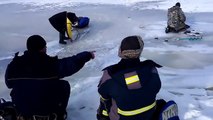 Une vague casse la glace d'un lac gelé et force les pêcheurs à courir !