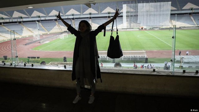 Erkek kılığında stadyuma giren İranlı kadınlar