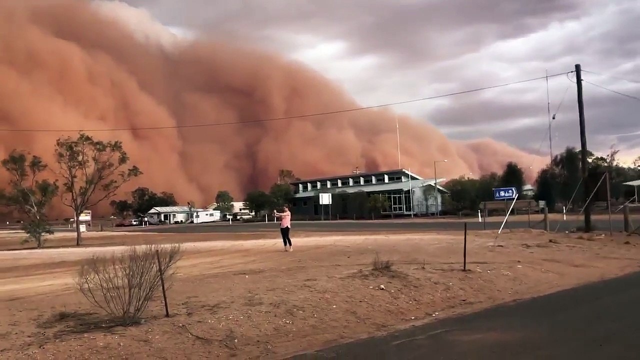 Impressionnant : une tempête de sable arrive lentement mais surement ...