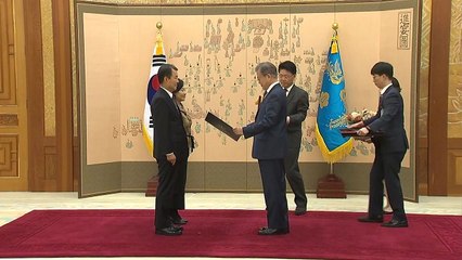 문재인 대통령, 이진성 전 헌재소장 등에 훈장 수여 / YTN
