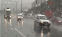 İstanbul'da sağanak yağış zor anlar yaşattı