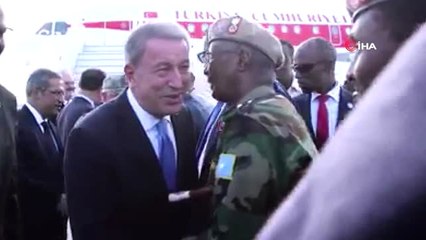Milli Savunma Bakanı Akar Somali'de