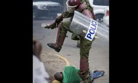 Kenya'da insanlık dışı görüntüler: Polisler eylemciyi öldüresiye dövdü