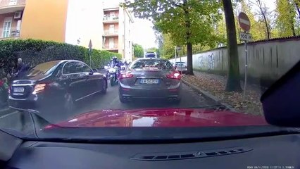 Quand des policiers obligent des automobilistes à contre-sens à reculer... Bien joué