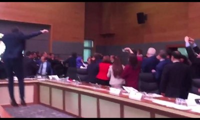 Meclis'te meydan savaşı... Masaların üzerinden zıpladılar