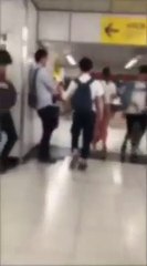 Ce japonais pousse toutes les femmes qu'il croise dans le métro... Fou