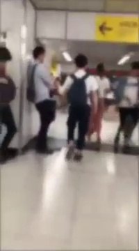 Ce japonais pousse toutes les femmes qu'il croise dans le métro... Fou