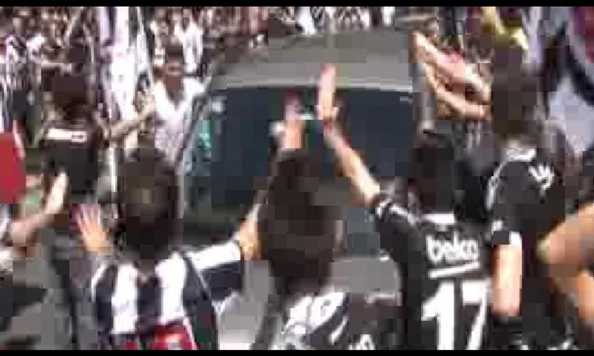 Çarşı'da büyük coşku... Beşiktaş taraftarları şampiyonluğu kutlamaya başladı