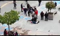 Liselilerin sokak ortasında tekme tokat kavgası kamerada