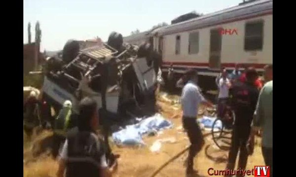 Manisa'da tren tarım işçilerini taşıyan minibüse çarptı: 6 ölü