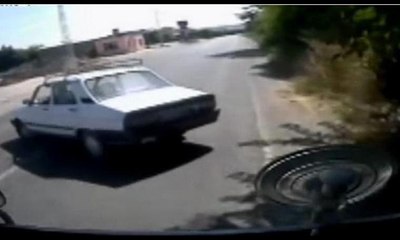 Feci kaza anı: Minibüs otomobili biçti