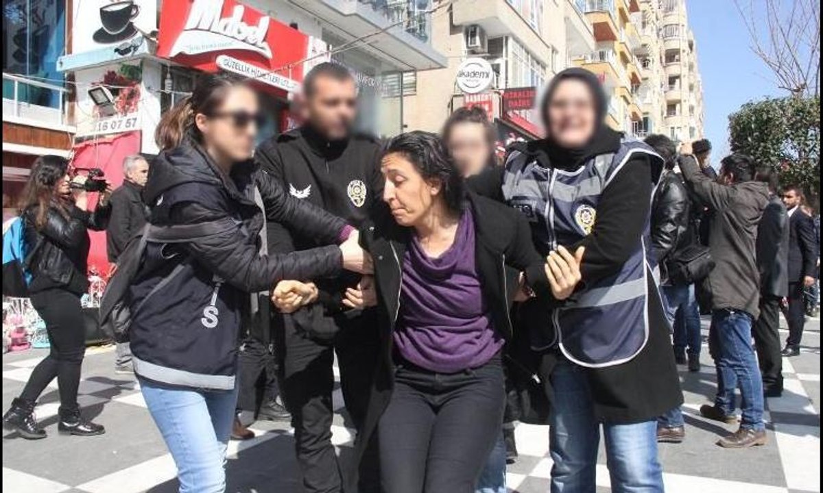 Şanlıurfa'da kadınların yürüyüşüne polisten biber gazlı müdahale