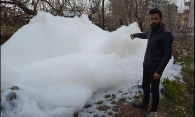 Sokaklara yayıldı... Vatandaşları tedirgin eden esrarengiz köpük