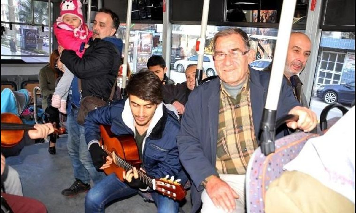 Halk otobüsünde sazlı sözlü yolculuk