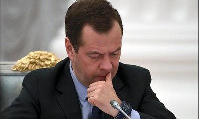 Medvedev'den kameralar önünde bakana fırça