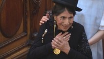 Primera mujer indígena parlamentaria recibe la máxima condecoración en Bolivia -