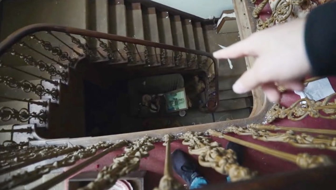 Exploring Mansion With Blocked Stairs Is Difficult