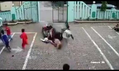 Motosiklet okula daldı: 4 yaralı