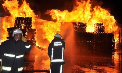 Fabrika alev alev yandı; 2 işçi son anda kurtarıldı