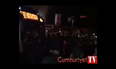 Yolcular metrobüs kuyruğunda isyan etti