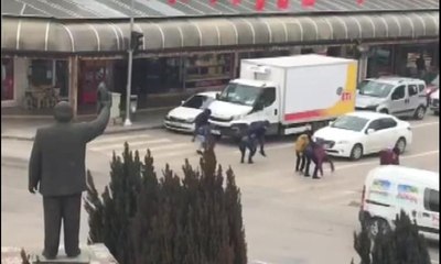 Kırmızı ışıkta birdirbir oynayıp, takla attılar