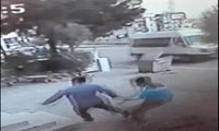 Hırsızlar market çalışanını bıçakladı