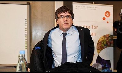 Sürgündeki Katalan lider Puigdemont'a İspanya bayrağı öptürdüler
