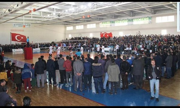 Voleybol maçında taraftar sahaya indi, maç tatil edildi