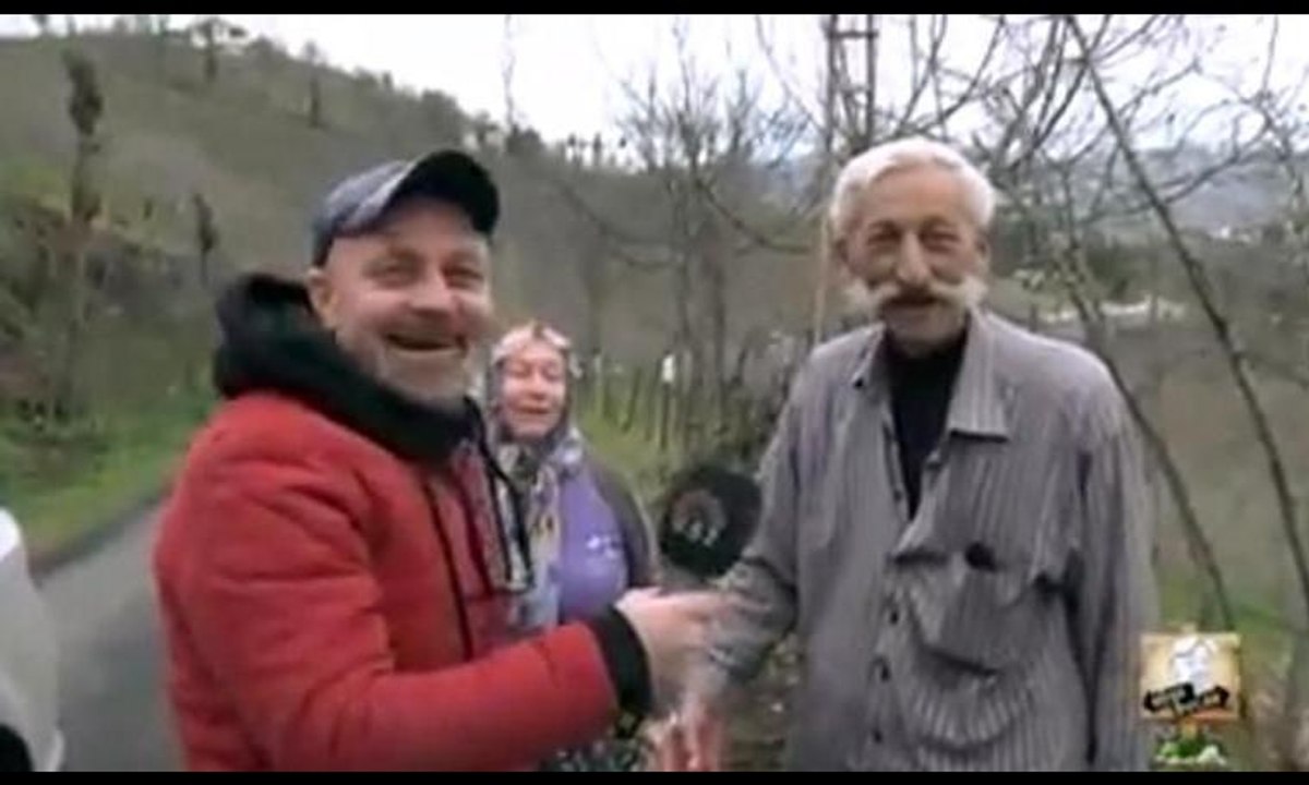 Bağırarak röportaj veren adam sosyal medyada gündem oldu