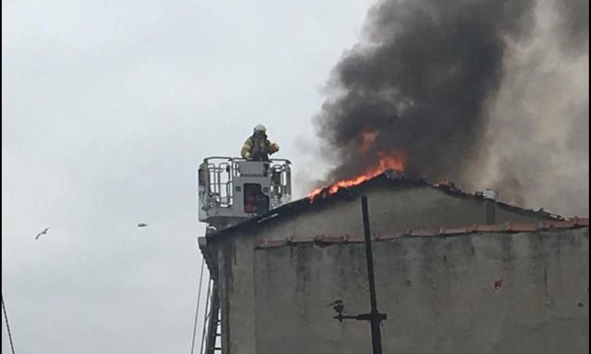 Beyoğlu’nda yangın paniği... 'Dışarı çık' diye seslenen komşusuna böyle cevap verdi