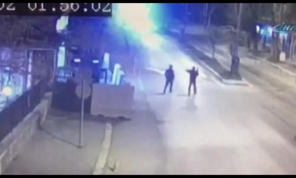 Polise taşlı ve sopalı saldırı: 1 polis yaralandı